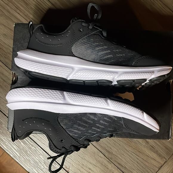 NIB Under Armour boys grade school Assert 10 shoe size 3.5wide - Picture 8 of 11